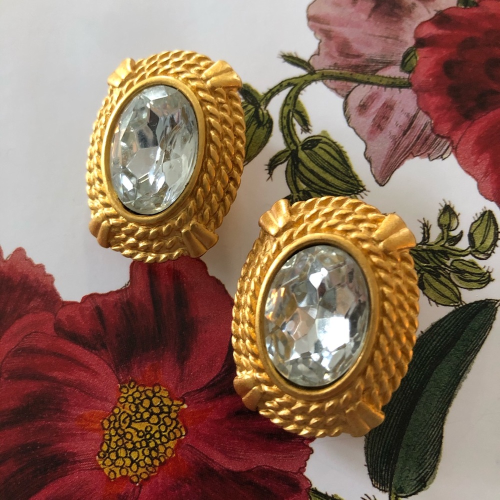 ⭐️ Vintage Gold Tone Crystal Clip On Earrings - Picture 2 of 4